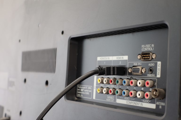 Le dos d'une télévision reliée par un câble HDMI