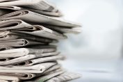 Une pile de journaux