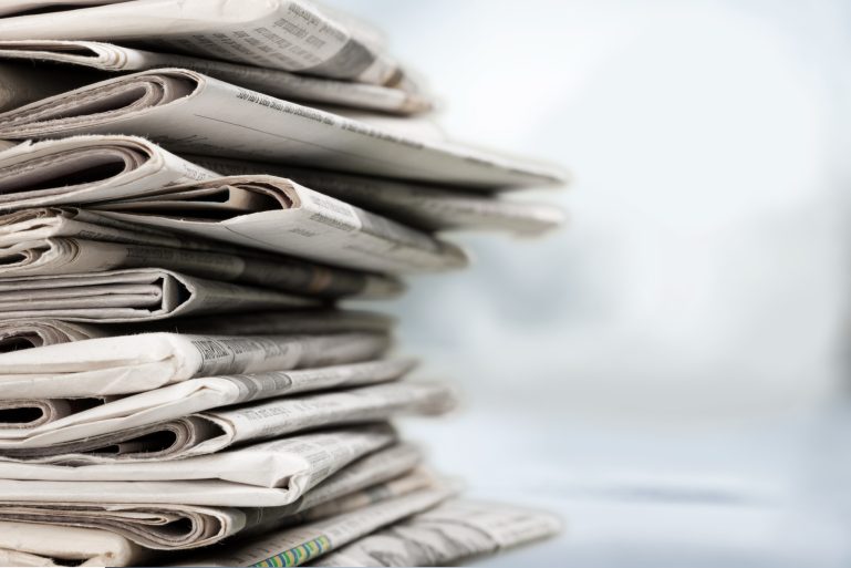 Une pile de journaux