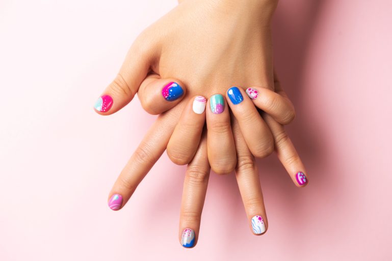 Des vernis multicolores sur des ongles