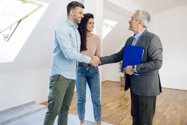 Un commercial serre la main d’un propriétaire pour des travaux