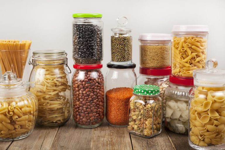 Des alternatives ou substituts au sucre en bocaux dans une cuisine