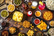 Une table d'apéritifs, chips et soda