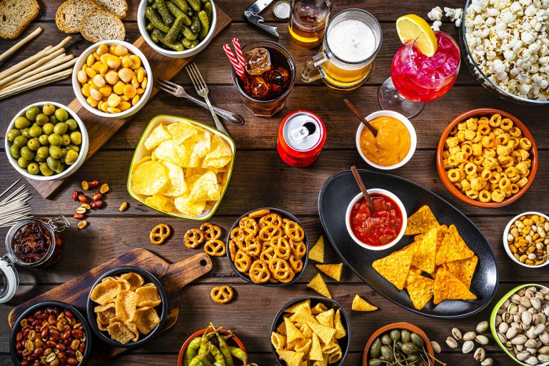 Une table d'apéritifs, chips et soda