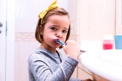 Une petite fille en train de se brosser les dents