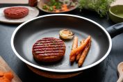 un steak végétal dans une poêle