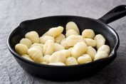 Des gnocchis dans une poêle
