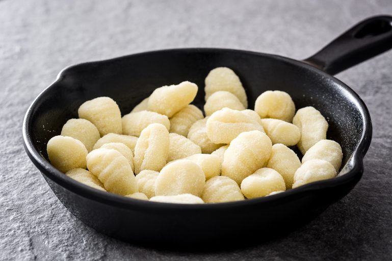 Des gnocchis dans une poêle