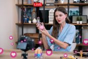 une influenceuse en cosmétiques