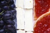 Trois aliments bleu blanc rouge formant un drapeau français