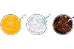 Des boissons gazeuses en verres vues den haut