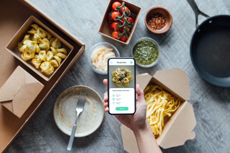 Une box repas prête à être cuisinée sur un plan de travail