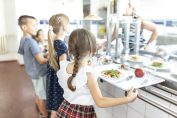 Des enfants au self d’une cantine scolaire