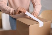 Une femme ferme un carton