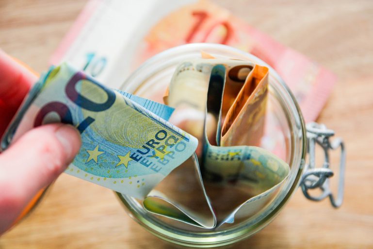 billets dans un pot en verre