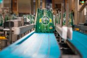 Un pack de Perrier dans une usine d'embouteillage