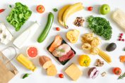 Des aliments variés sur une table