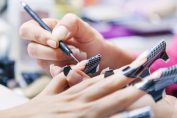 Pose par manucure de faux ongles en gel