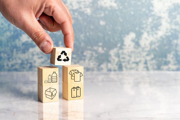 Des blocs de bois empilés figurant des produits de consommation responsable