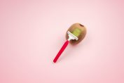Un rasoir sur un kiwi