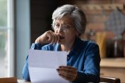 Une femme soucieuse en lisant un document