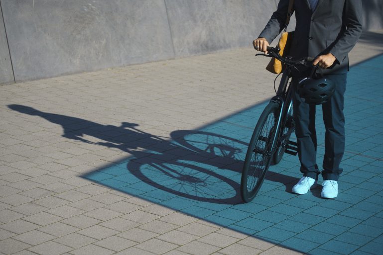 Un homme à côté d'un vélo électrique