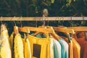 Des vêtements sur cintre sur un portant