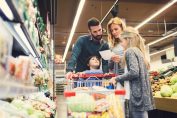 Une famille fait ses courses en regardant une liste