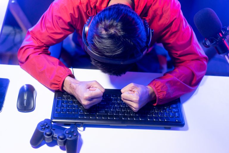 Un gamer pas content tape des deux poings sur son clavier