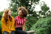 couple de femmes en pleine discussion