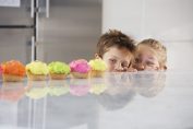 Enfants devant des cupcakes