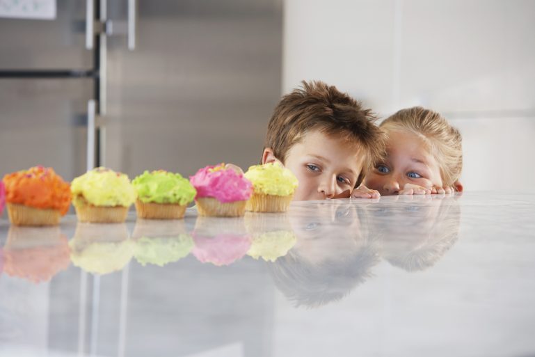 Enfants devant des cupcakes