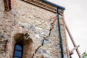 Une maison dont la façade est gravement fissurée