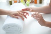 Une manucure dans un bar à ongles