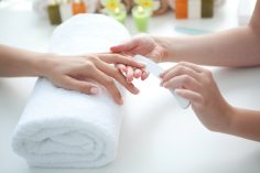 Une manucure dans un bar à ongles