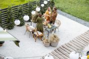 Des amis réunis autour d'une table sur une terrasse