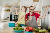 Un papa et sa fille en train de cuisiner