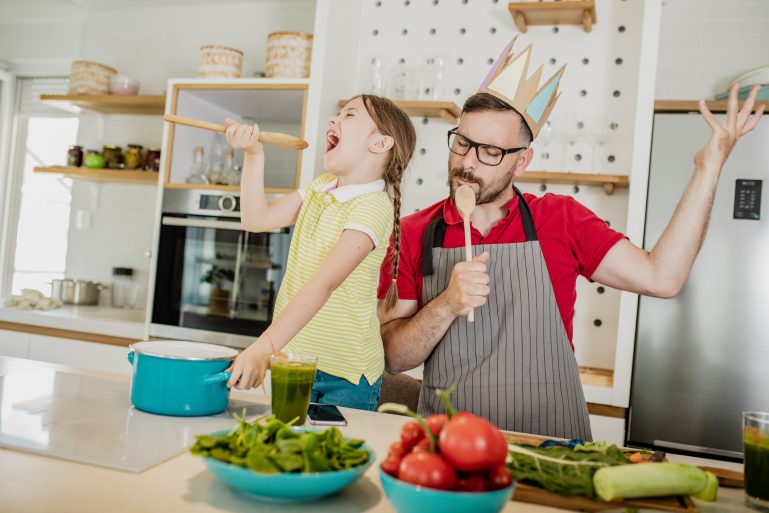 Un papa et sa fille en train de cuisiner