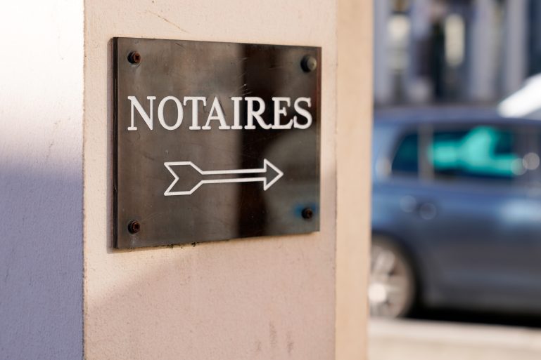 Une plaque indiquant un cabinet de notaires