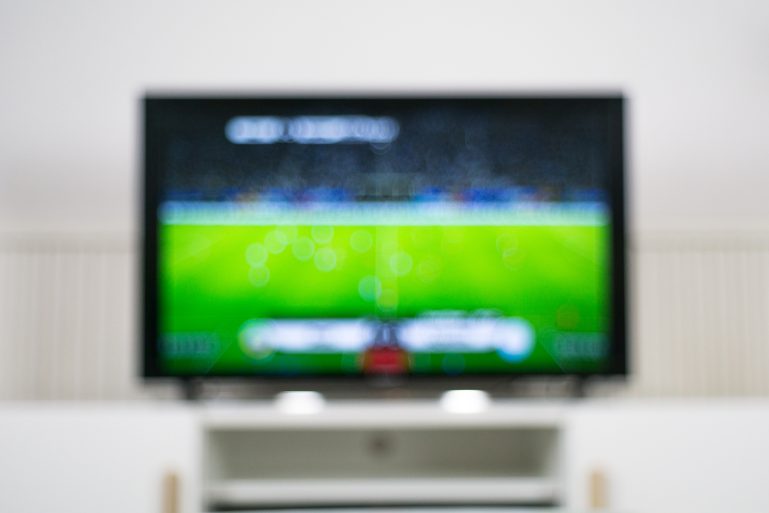 Une télévision dont l’écran est flou