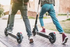 deux utilisateurs de trottinettes électriques