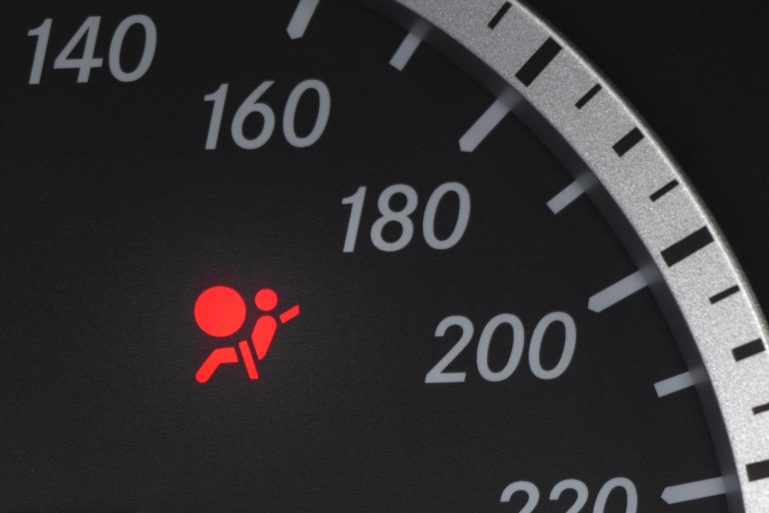 Le voyant airbag allumé sur un tableau de bord
