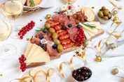 Un plateau apéritif avec charcuteries et fromages