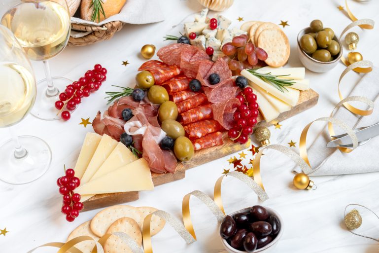 Un plateau apéritif avec charcuteries et fromages