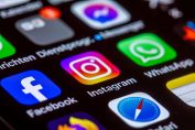 Icônes des applis Facebook et Instagram sur smartphone