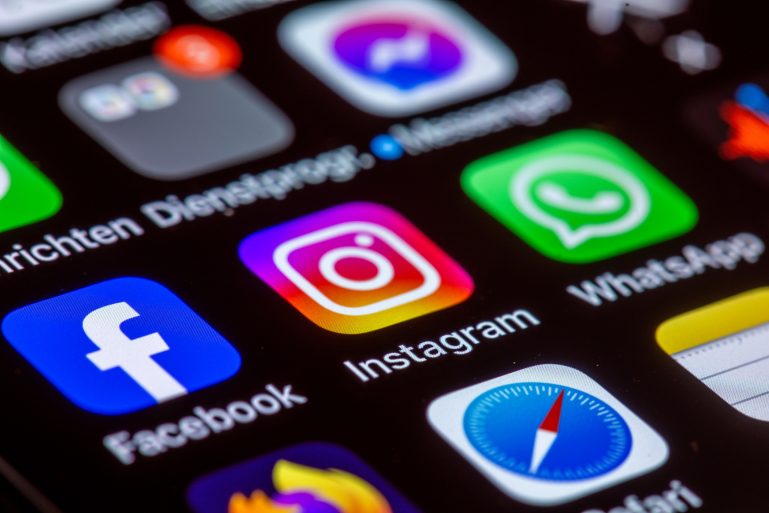 Icônes des applis Facebook et Instagram sur smartphone