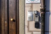 Des boîtes à clés sur la façade d'un immeuble
