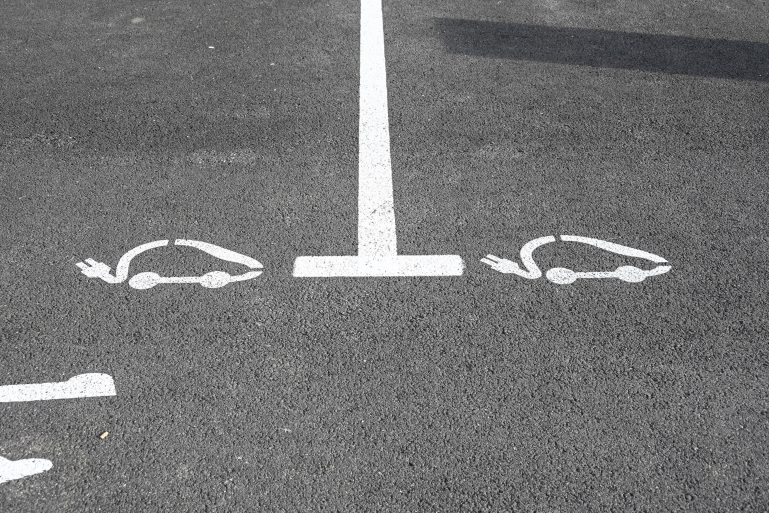 Indication d'un point de recharge au sol pour voitures électriques