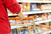 Un homme pousse un chariot dans un supermarché