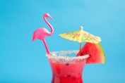 Un cocktail dans un verre décoré